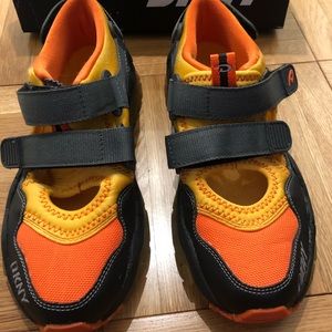 DKNY Trail Sandal Sneaker size 5.5. New in box